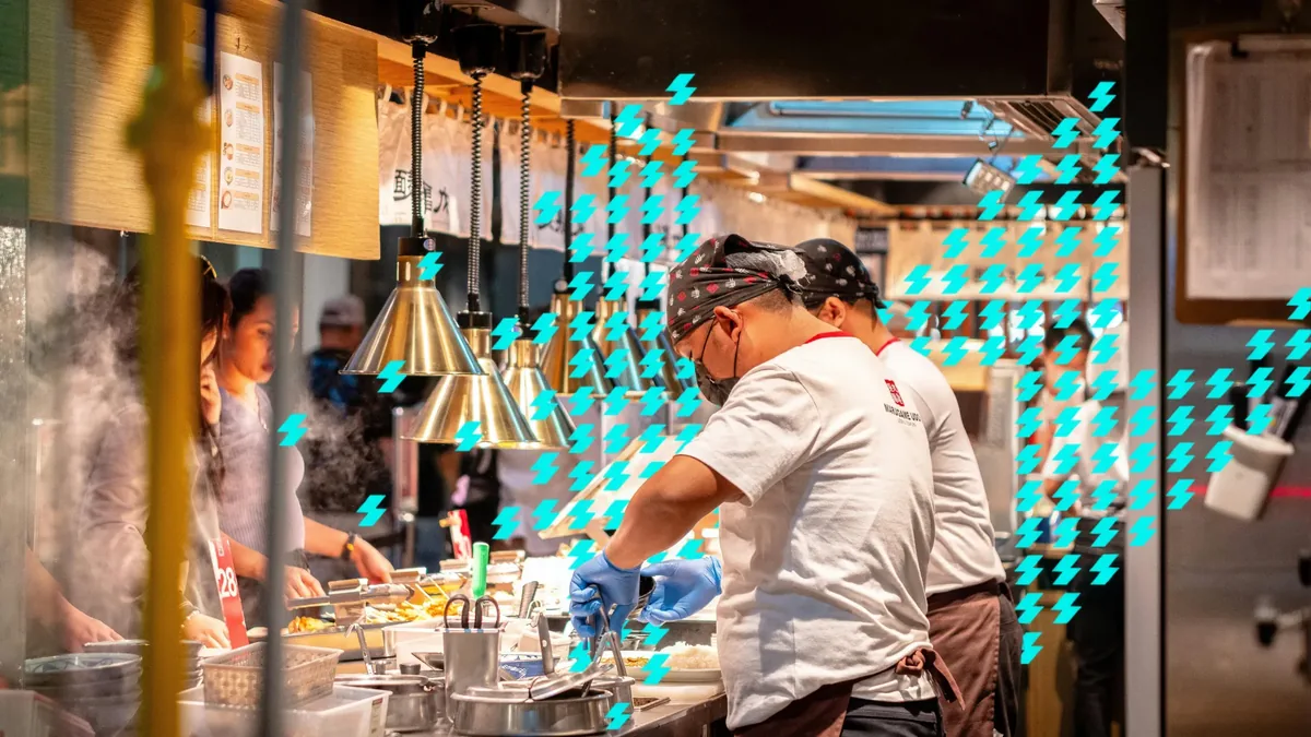 Equipe preparando pratos no balcão de um restaurante