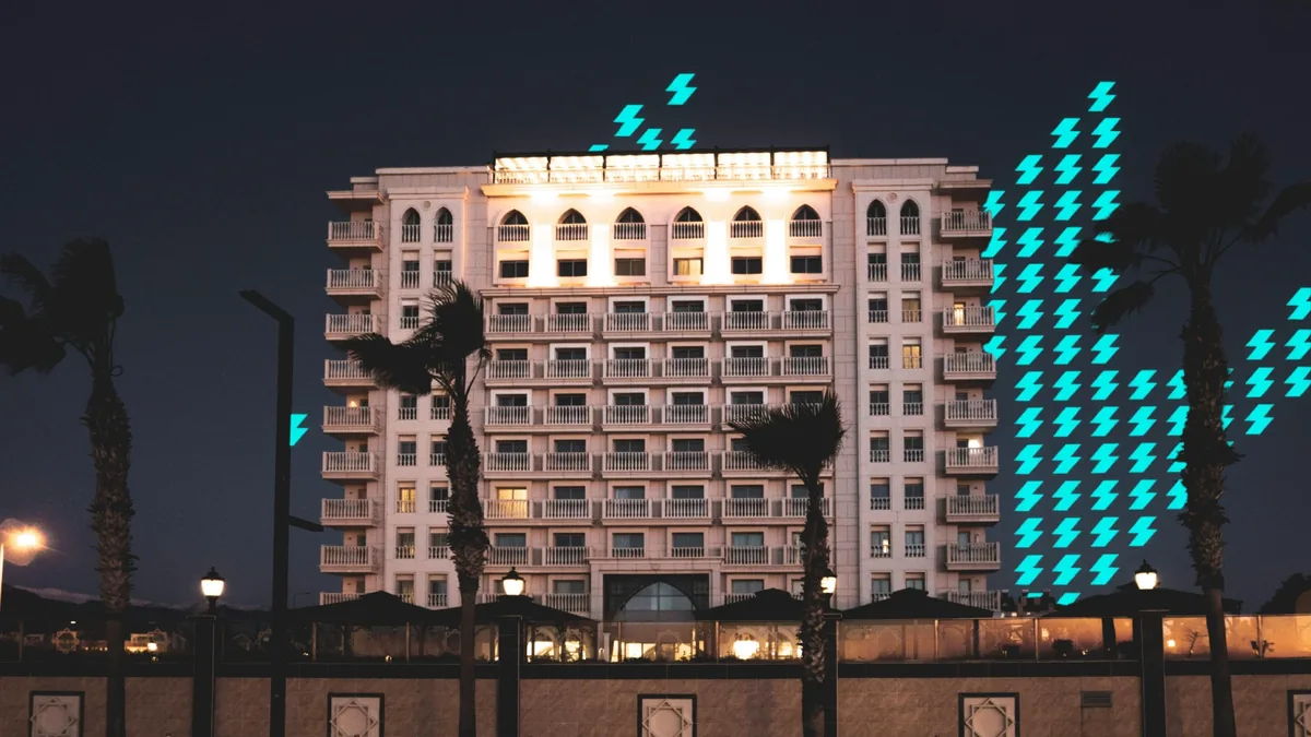 Fachada de hotel iluminada à noite